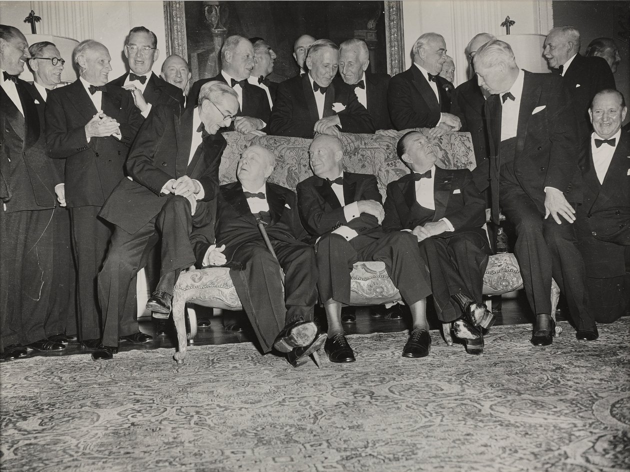 Sir Winston Churchill ve Dwight D. Eisenhower, Amerikan Büyükelçisinin Londra'daki evi Winfield House'da düzenlenen bir akşam yemeğinde by Unbekannter Künstler