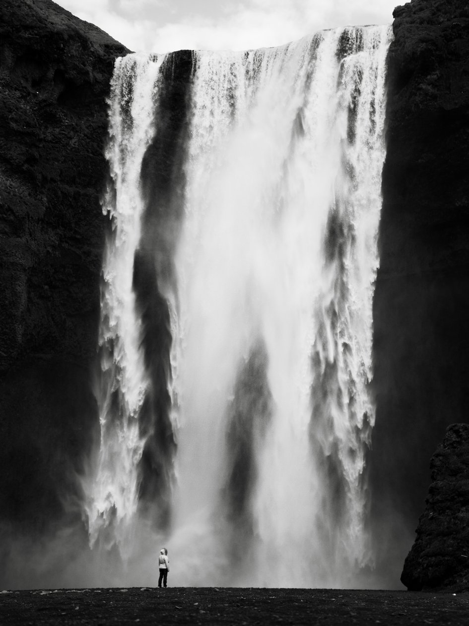 Skógafoss, İzlanda, 2011 (s/b fotoğraf) by Leopold Blonder