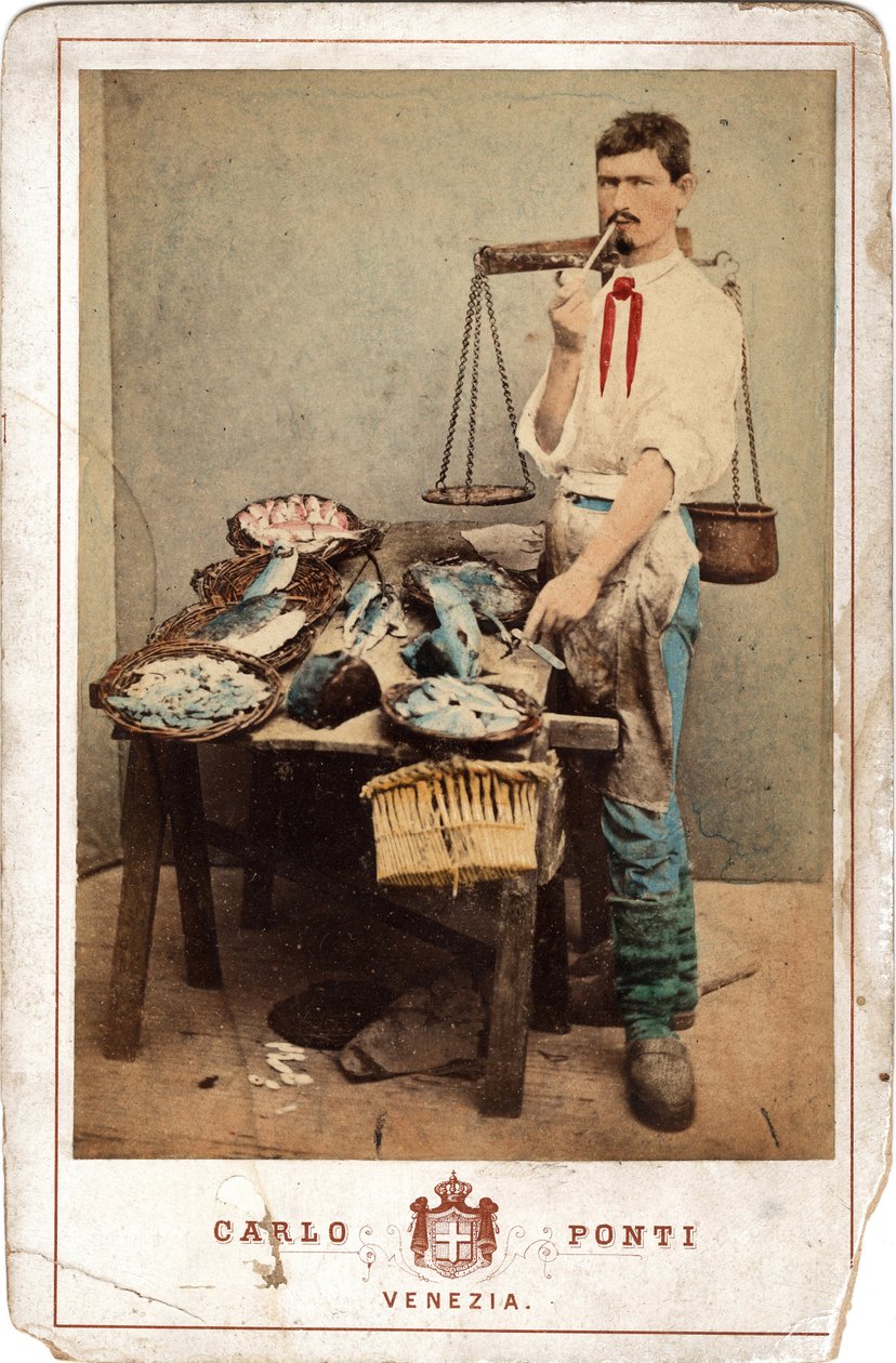 Küçük ölçüler: Balık tüccarının portresi, etal balık yüküne yakın Venedik. 19. yüzyıl Karton üzerine baskı Dim. 11x16,5 cm by Unbekannt