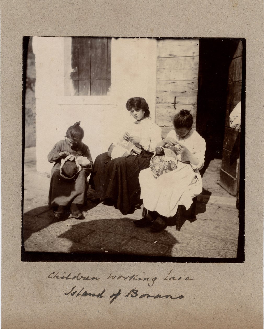 Küçük meziyetler: Venedik, Burano adasında tığ işi (nakışçı) çalışan genç kızlar. 19. yüzyıl Karton üzerine baskı Dim. 9x9 cm by Unbekannt