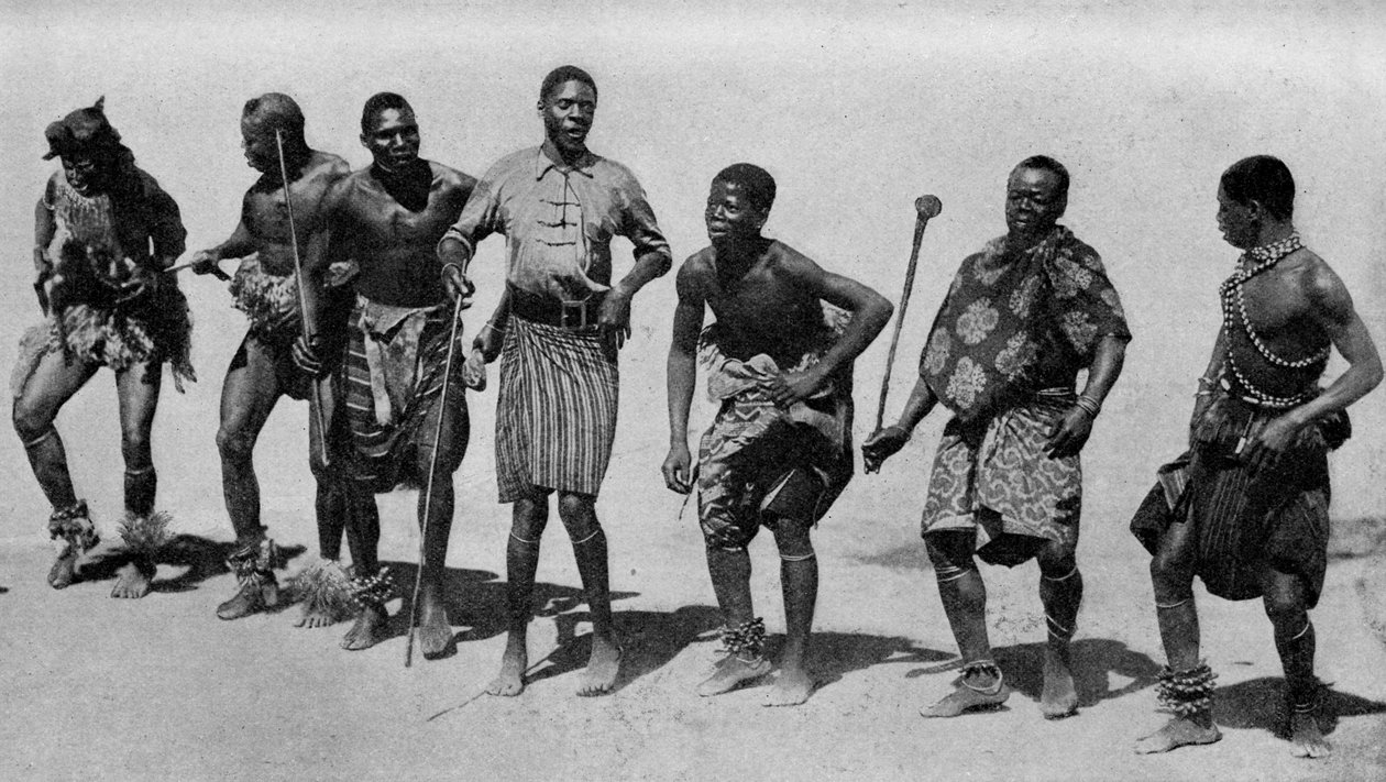 Güney Afrika. Uyumlu bir şarkı ve dansla kendilerini şımartan hafif yürekli Kafir çocuklar. 1920 by Unbekannt