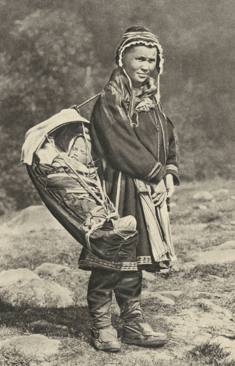 İsveç. Bebeğini ren geyiği derisinden beşikte taşıyan Lapp kadın. 1920 by Unbekannt