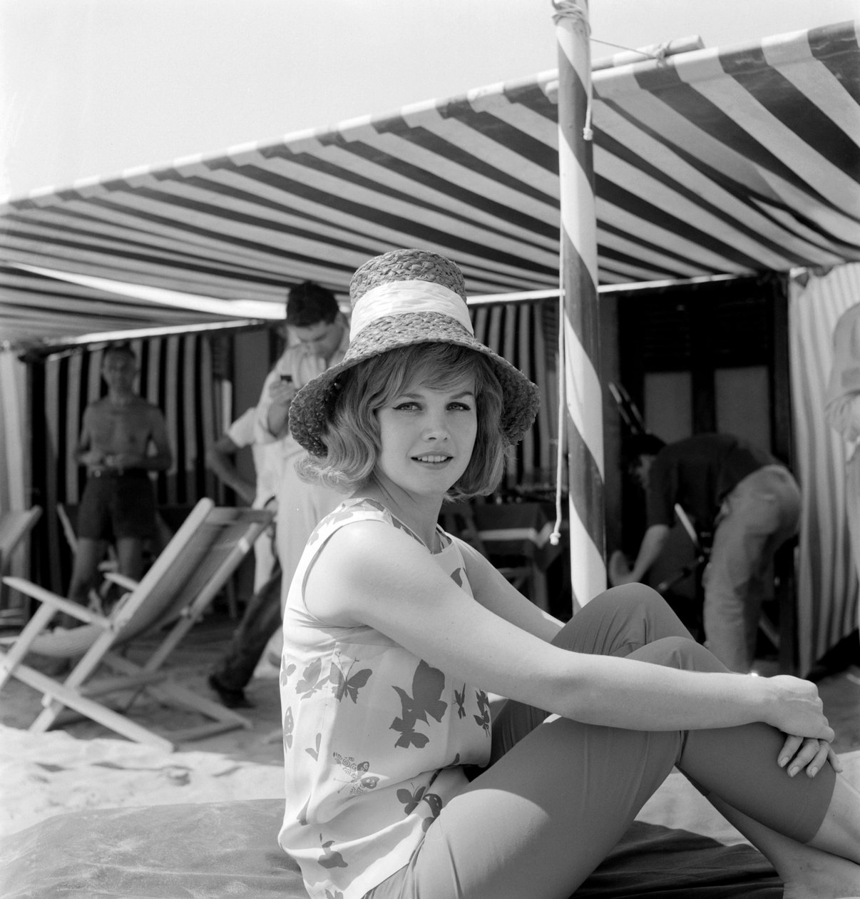 VENEDİK LİDO PLAJINDA AKTRİS CARROLL BAKER (zil şapkalı) - 1961 by Unbekannt