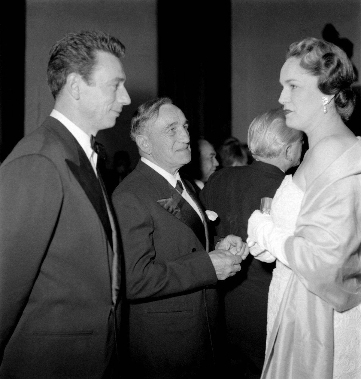 OYUNCU VE POP ŞARKISI YVES MONTAND VE AIX LES BAINS