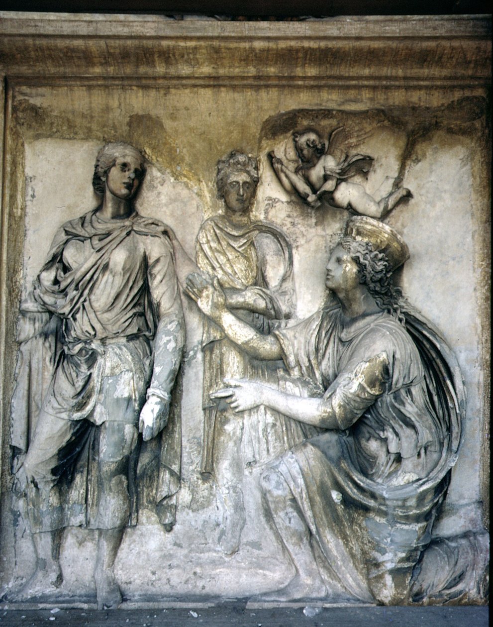 Arka Cephe, taçlı bir tanrıçayı ve genç bir adamı (taş) tasvir eden antik kabartma süslemenin detayı (Augustus