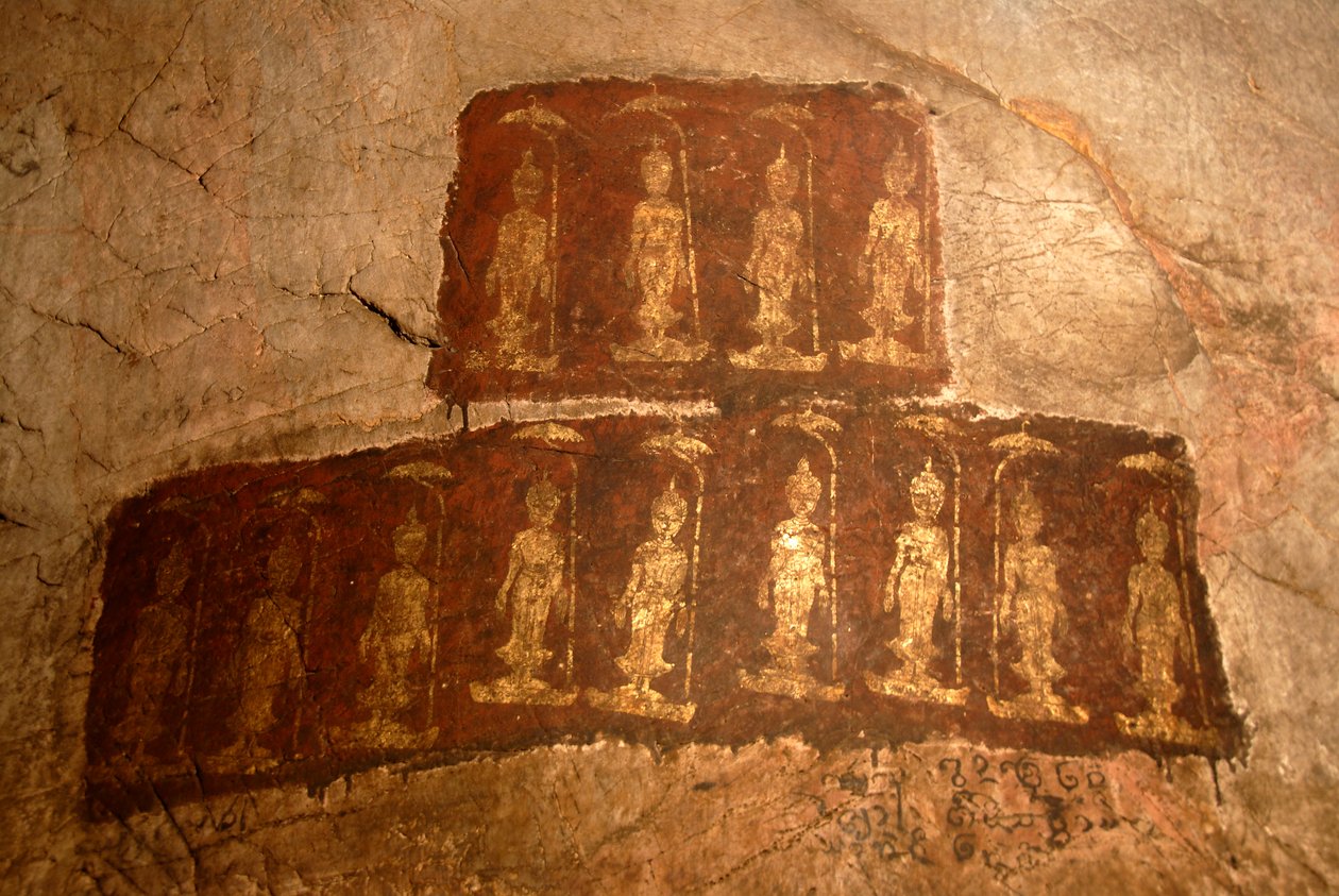 Theravada Budizmi; eski duvar resmi; ayakta Buda Sakyamuni; mudra; Varada; dilek gerçekleştirme jesti; Tham Pa mağarası; Nong Thang