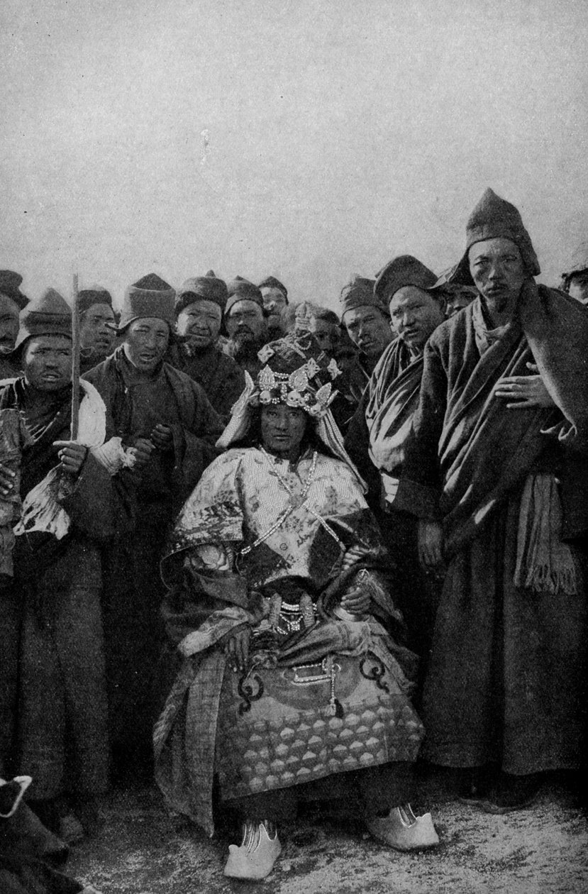 Tibet. Tam elbiseli sihirbaz ve hayranlık uyandıran bir keşiş grubu. 1920 by Unbekannt