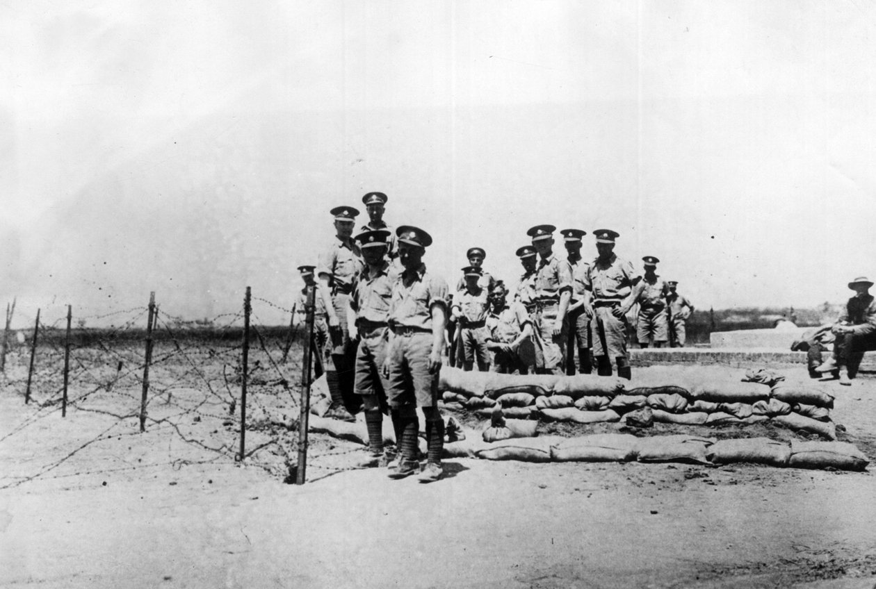 Tientsin (Tianjin), Çin, Kasım 1924: İngiliz askerleri, şehrin Çin Savaş Lordu Feng Yuxiang (Feng Yu-hsiang, Feng Yu hsiang) - Tientsin (Tianjin) birlikleri tarafından ele geçirilmesinden önce uluslararası tavizler dışında bir görevde , Çin, Kasım by William M. Timlin