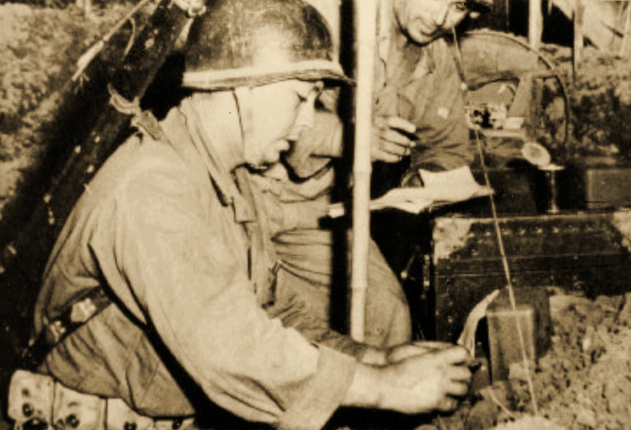 İletişim Karakolunda Birlikler, Camp Claiborne, Louisiana, 1943 (sepya fotoğrafı) by Bartolome Esteban and studio Murillo