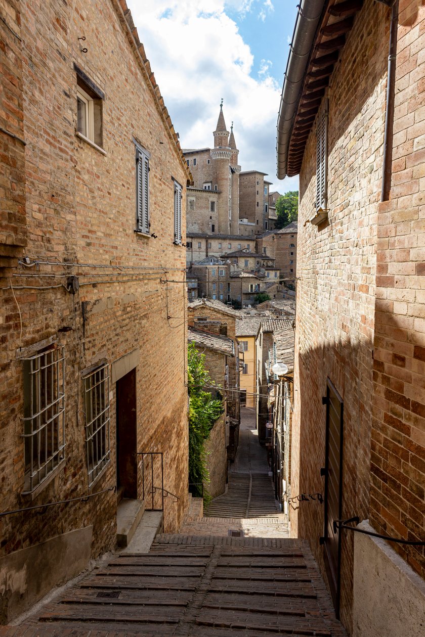 Urbino, eski şehrin merkezi (fotoğraf) by Alec Hunter