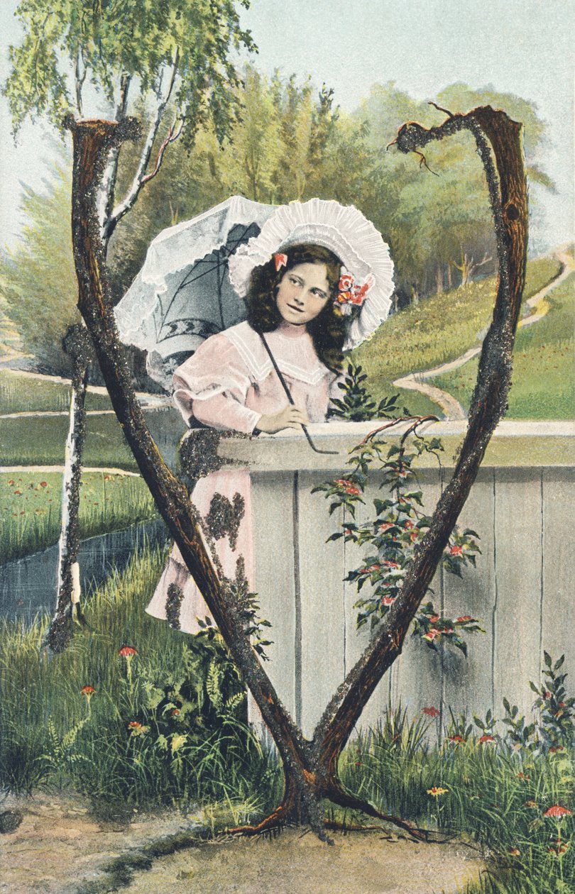 V: Pembe bir elbise giymiş genç bir kız, başında bir başlık, elinde bir şemsiye kır ortamında duruyor - Alfabe karakterleri Ref Th. E., L. Theochrom - Seri 994. Theodor Eisman, yayıncı, Leipzig by Unbekannt