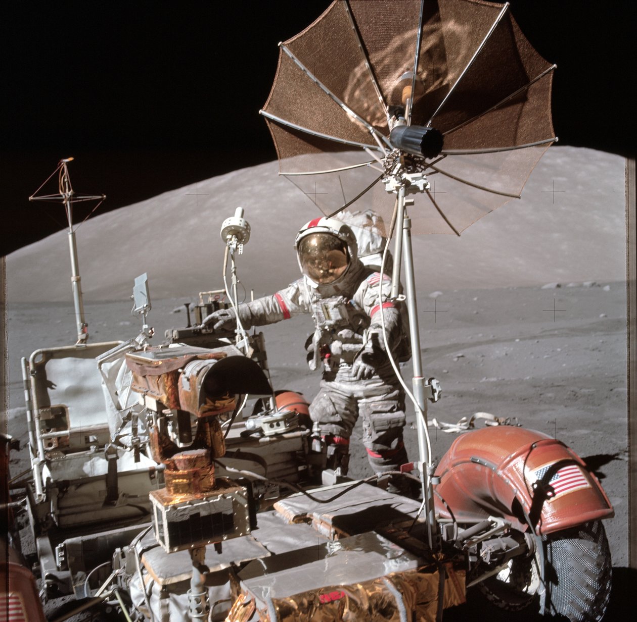 EVA sırasında ay gezici aracın yanında Astronot Eugene Cernan