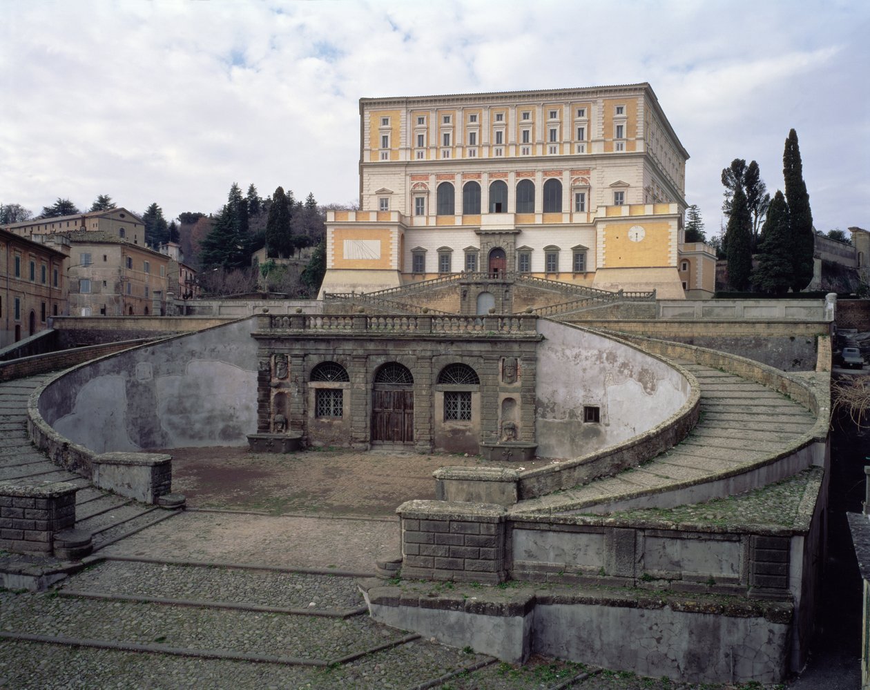 Jacopo Vignola (1507-73) ve halefleri tarafından Kardinal Alessandro Farnese (1546-92) 1557-83 için tasarlanan cephe, ön avlu ve merdivenin görünümü (fotoğraf) by Unbekannt