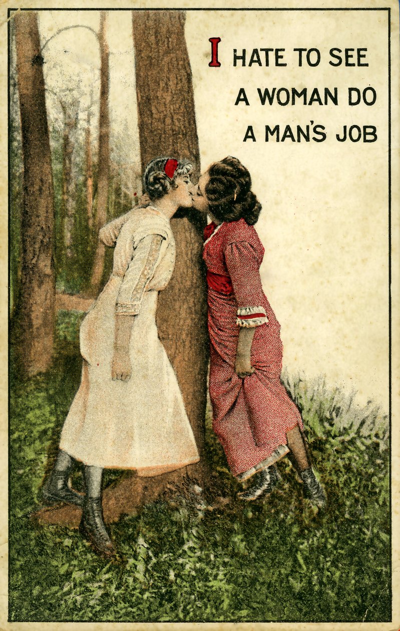 İki kadının öpüşmesini gösteren eski bir kartpostal, "Bir kadının bir erkeğin işini yapmasını görmekten nefret ediyorum" 1914 (lito) by Alec Hunter