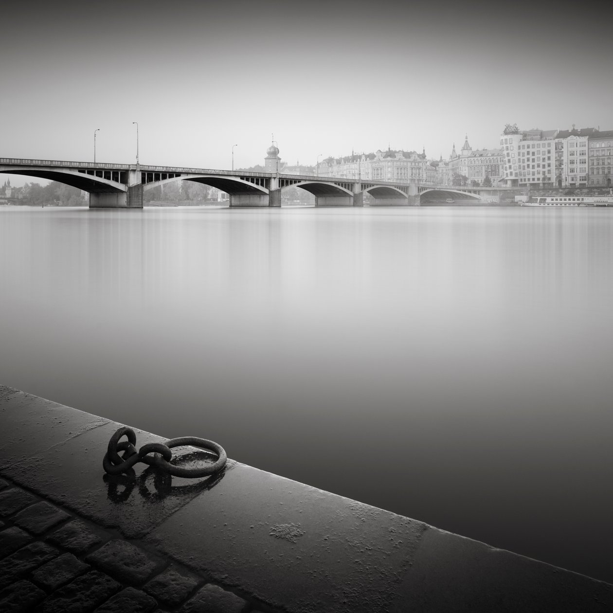 Vltava Nehri Çalışması, Prag, Çek Cumhuriyeti, 2015 (s/b fotoğraf) by Leopold Blonder