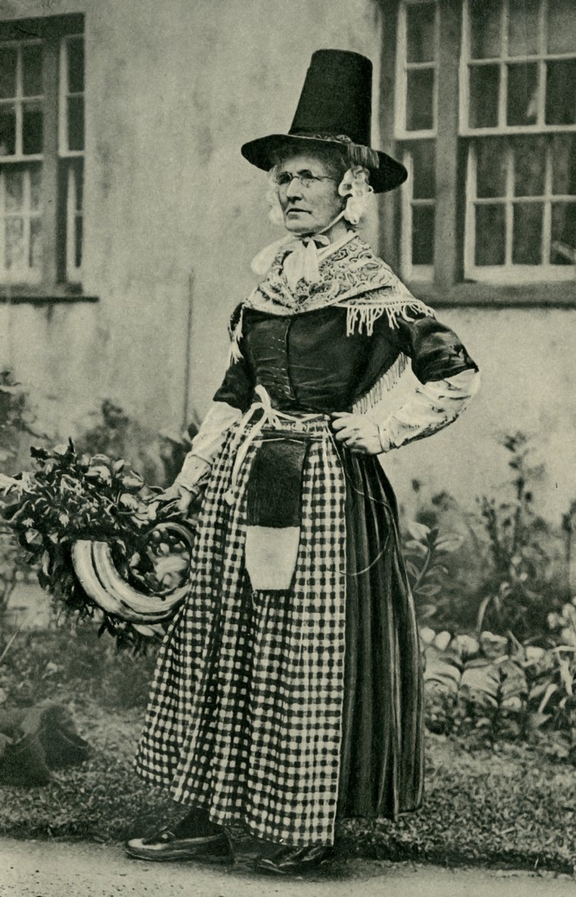 Galler. Ulusal kostümüne sadık, görkemli, yaşlı bir Galli kadın. 1920 by Unbekannt