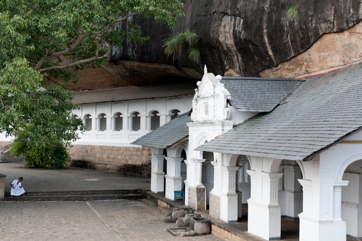 Bir kaya duvarın altında beyaz bina; mağara tapınağı; Altın Tapınak; Dambulla; Sri Lanka; Asya by Unbekannt