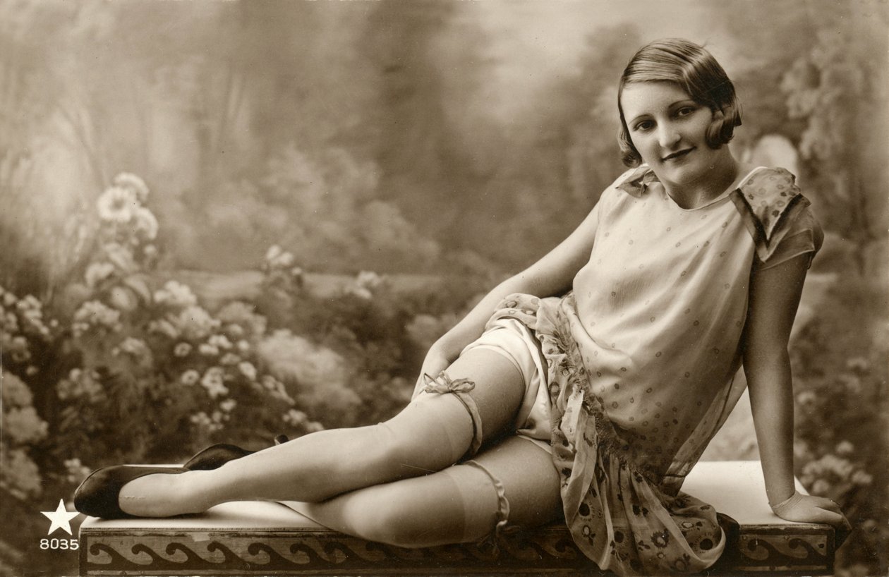 Hafif elbiseli kadın, c. 1900