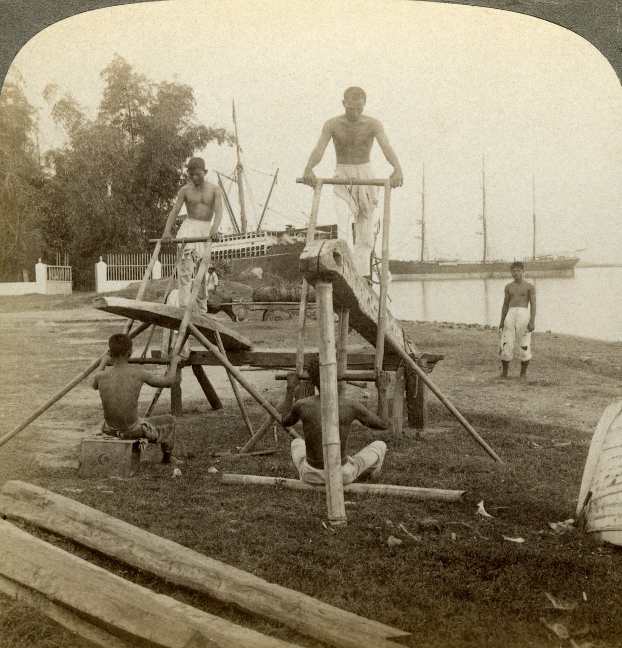 Filipinli bir kereste fabrikası, Cebu, Filipinler. by Underwood and Underwood