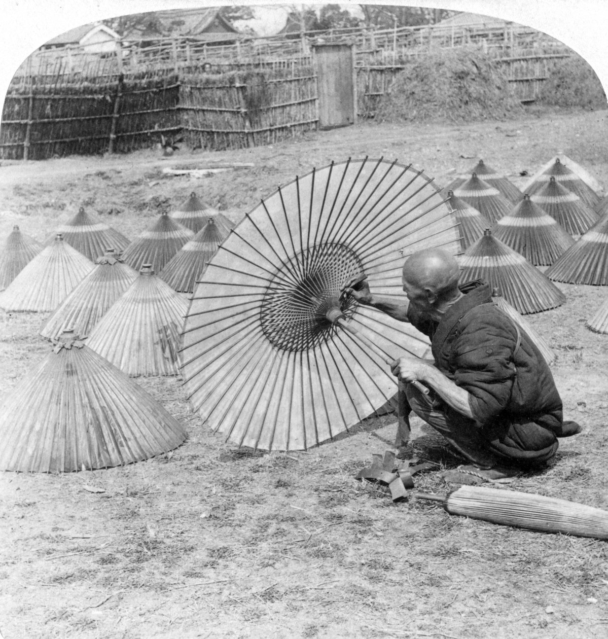 Bir Japon şemsiye üreticisi, Kobe, Japonya, 1896. by Underwood and Underwood