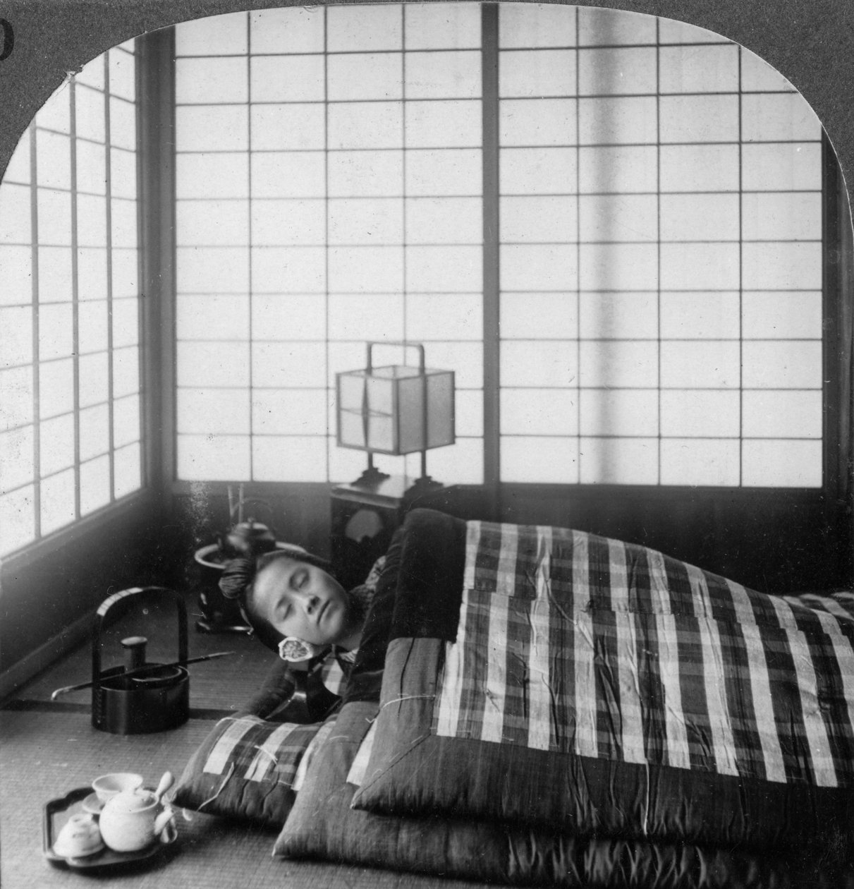Bir çay evinde uyuyan bir geyşa, Hikone, Japonya, 1904. by Underwood and Underwood