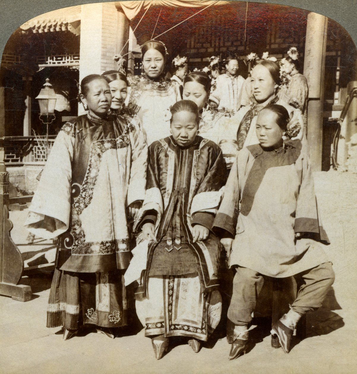 Zengin bir Çin evinin avlusunda bir grup kadın, Pekin, Çin, 1902 by Underwood and Underwood