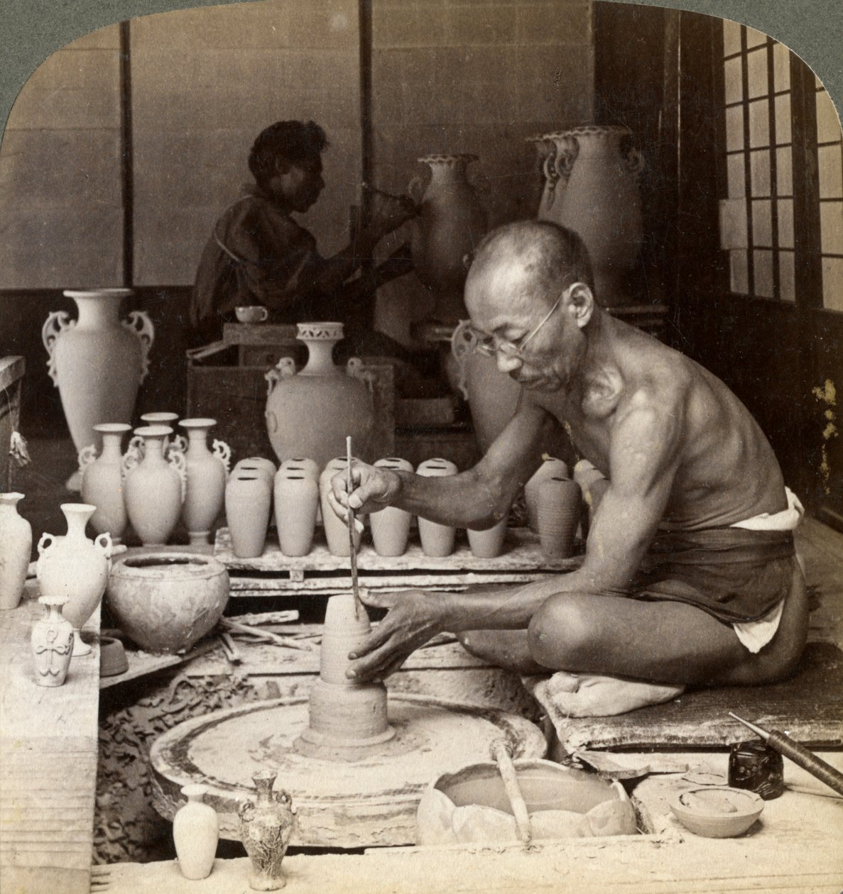 Bir çömlekçi ve çarkı, Awata porselen vazosu yapıyor, Kinkosan işleri, Kyoto, Japonya, 1904 by Underwood and Underwood
