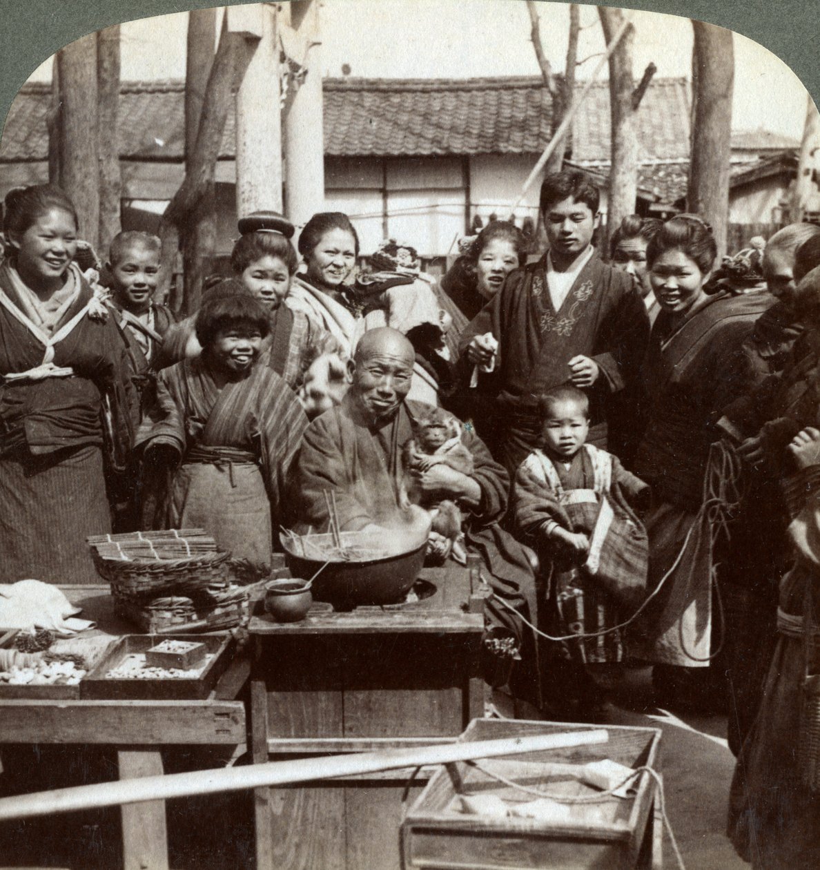 Kalabalığı eğlendiren bir maymunla bir sokak sanatçısı, Kobe, Japonya, 1896. by Underwood and Underwood