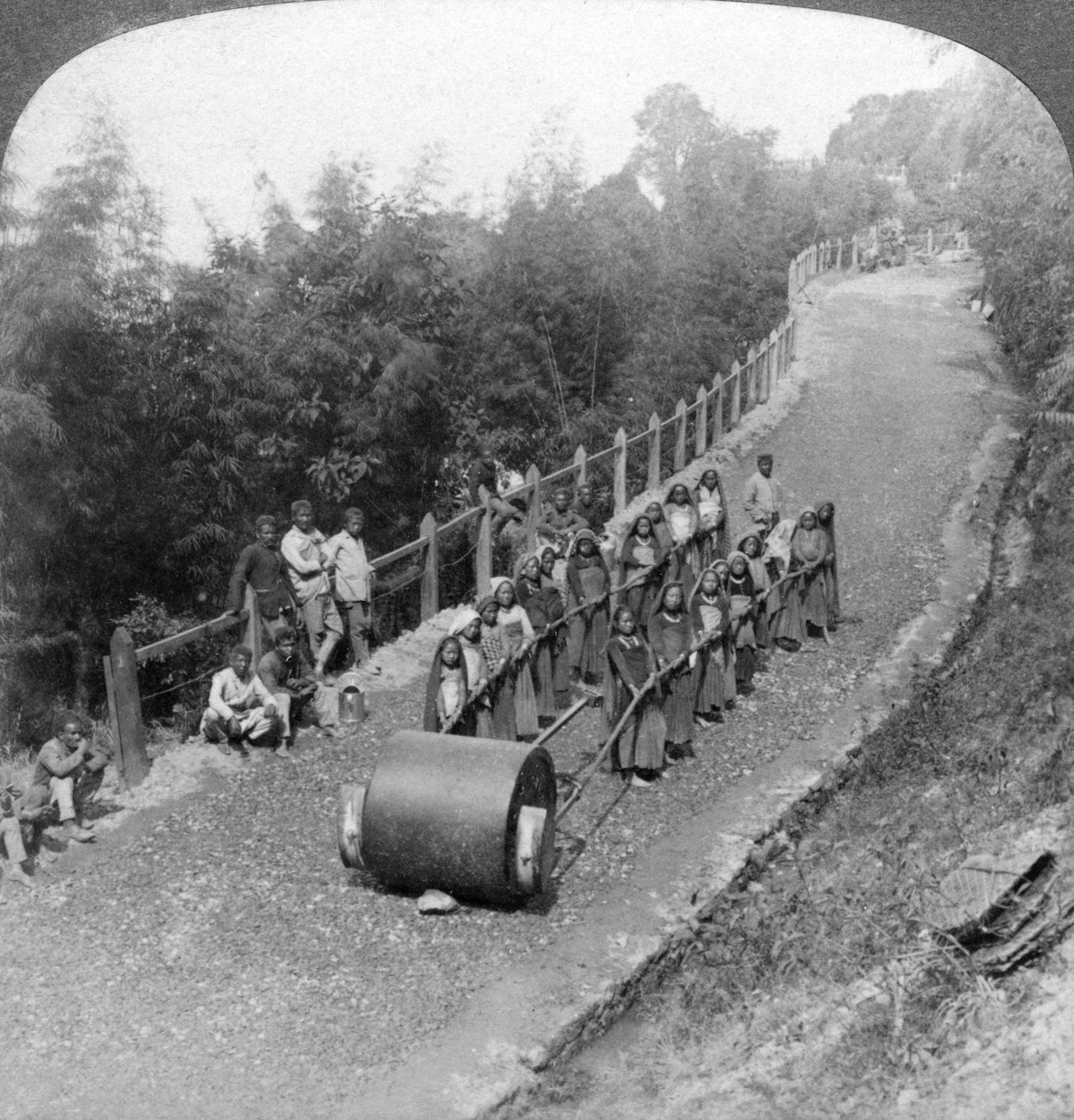 Darjeeling otoyolunda bir kadın çalışma ekibi, Hindistan, 1903. by Underwood and Underwood