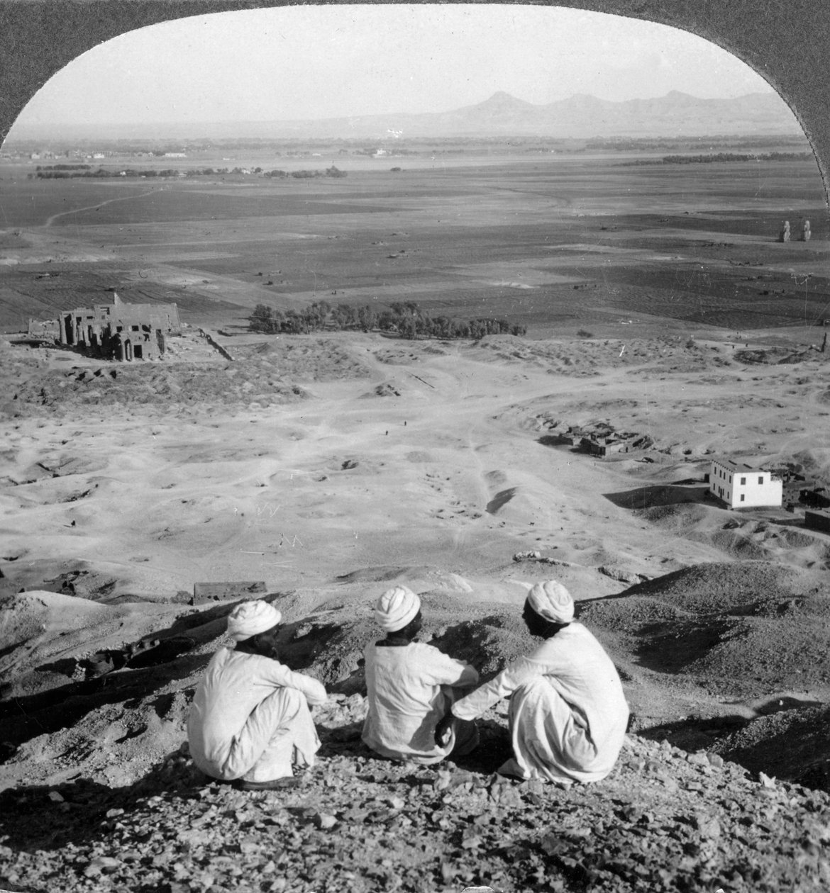 Thebes ovasının karşısında ve kayalıklardan Memnon heykellerinin yanında, Mısır, 1905. by Underwood and Underwood