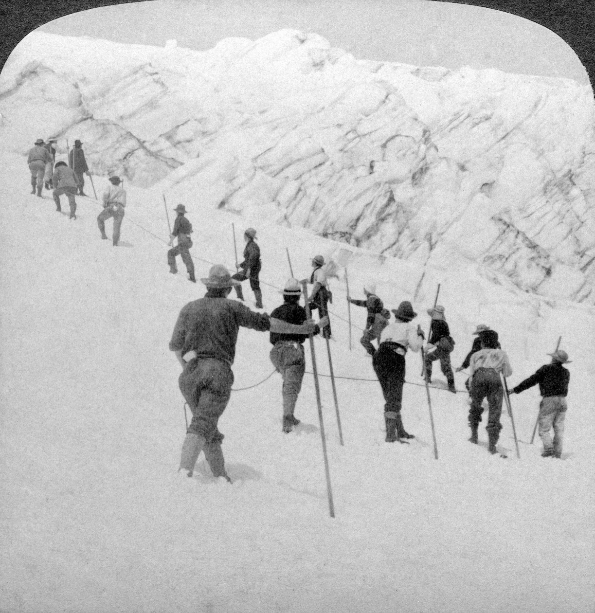Dik bir kar alanından yükseliyor, Stevens Glacier, Rainier Dağı, Washington, ABD. by Underwood and Underwood