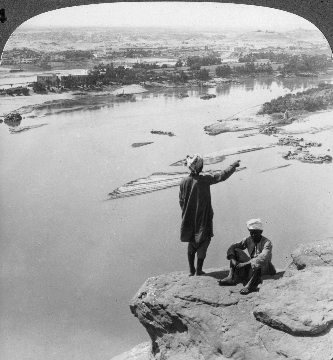 Aswan ve Elephantine adası batı kayalıklarından görüldüğü gibi, Mısır, 1905. by Underwood and Underwood