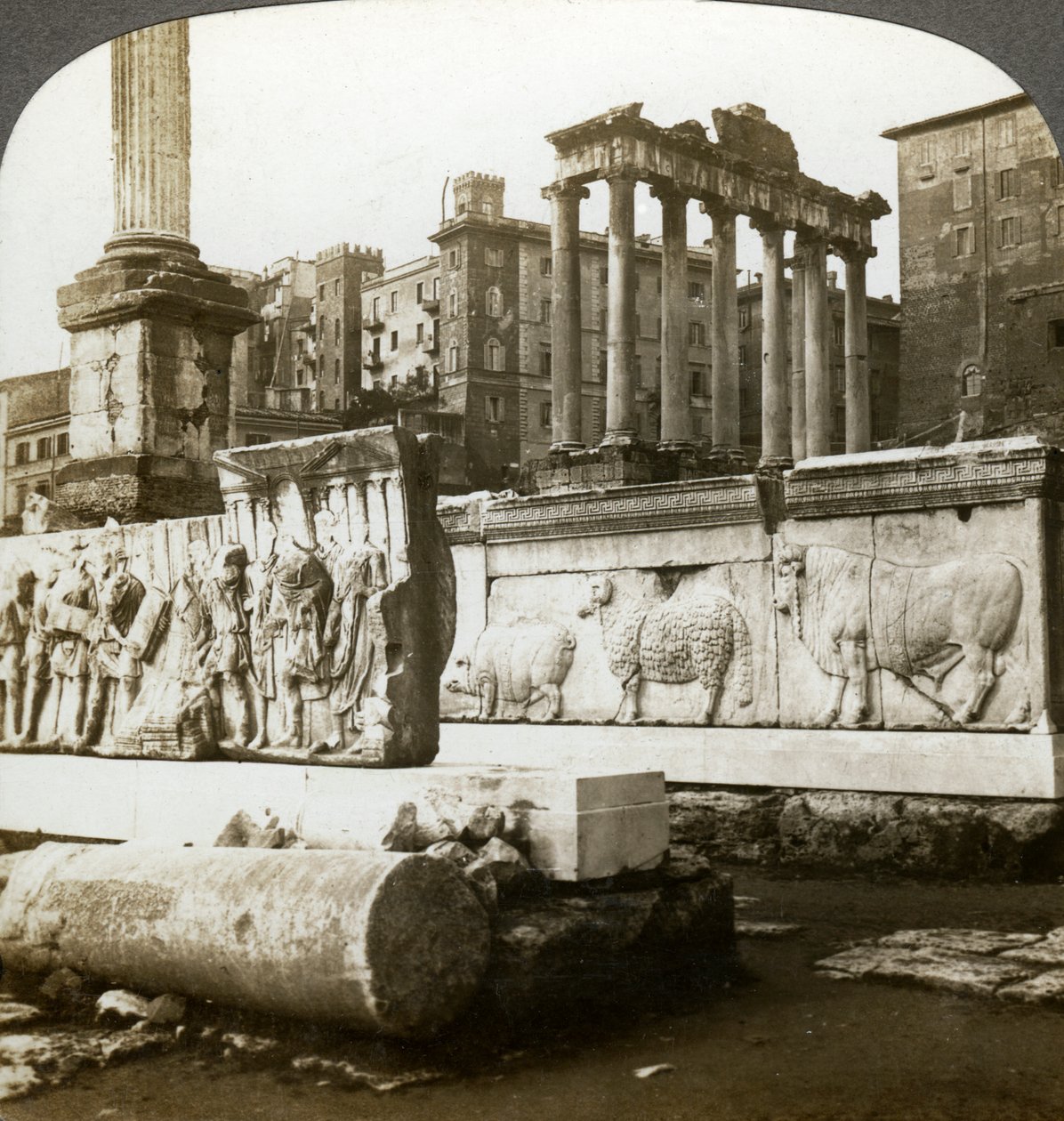 Forum'da Trajan ve Phocas Sütunu'nun kabartmaları, Roma, İtalya. by Underwood and Underwood