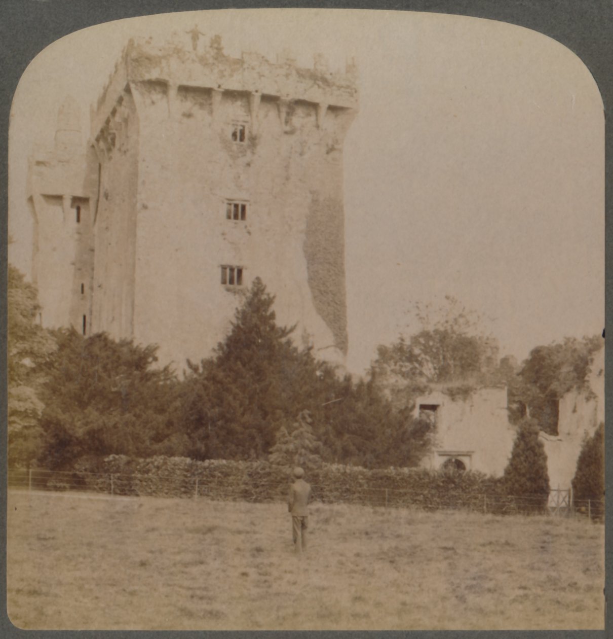 Blarney Kalesi, İrlandalı zekanın tapınağı - Cork yakınlarında, İrlanda, 1901. by Underwood and Underwood