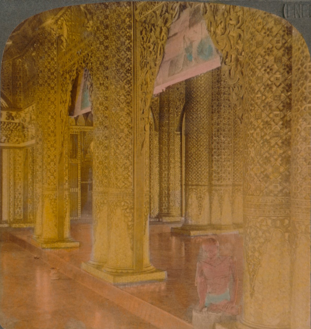 Altın ve renklerde pahalı süslemelere sahip Budist tapınağı iç mekanı, Moulmein, Burma, 1907. Sanatçılar: Elmer Underwood, Bert Elias Underwood. by Underwood and Underwood