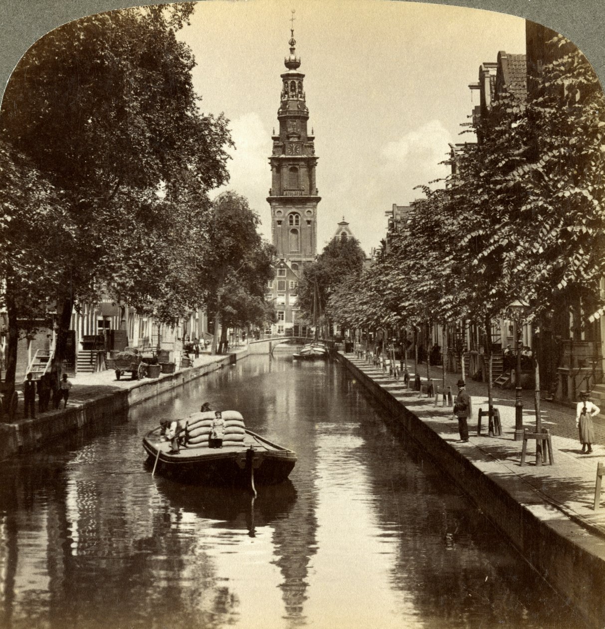 Kanal, Amsterdam, Hollanda. by Underwood and Underwood