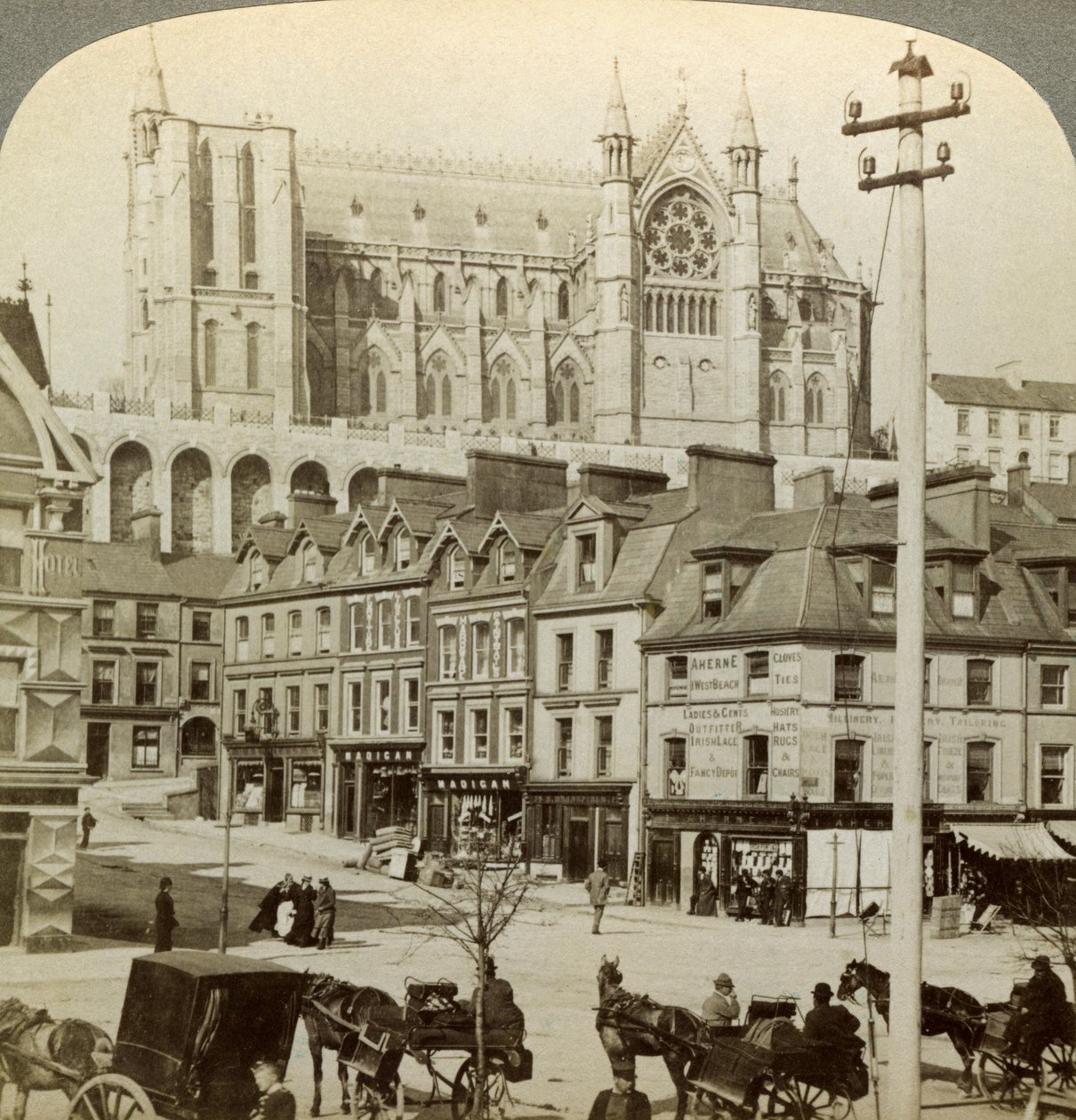 Katedral ve Ana Cadde, Queenstown, İrlanda, 19. yüzyılın sonları. by Underwood and Underwood