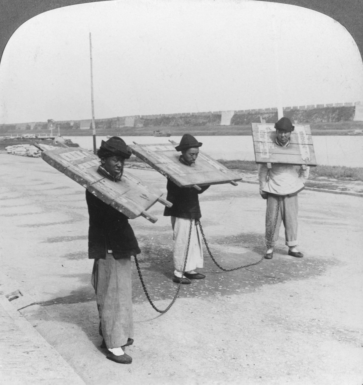 Zincir çete, Soo-Chow Suzhou, Çin, 19. yüzyılın sonu veya 20. yüzyılın başı by Underwood and Underwood