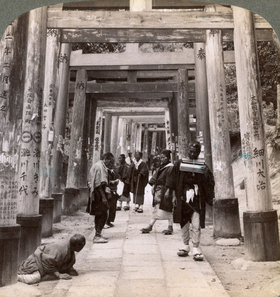 Uzun kutsal torii sıralarının altından gelip gidiş, Inari Şinto tapınağı, Kyoto, Japonya, 1904 by Underwood and Underwood