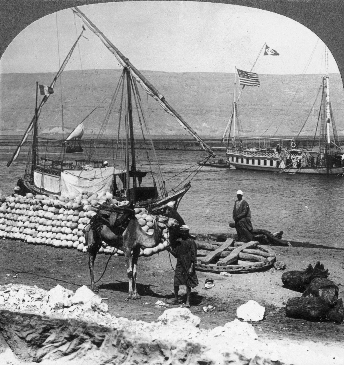 Nehirdeki Dahabiyehler, Nil yolculuğuna hazır, Mısır, 1905. by Underwood and Underwood