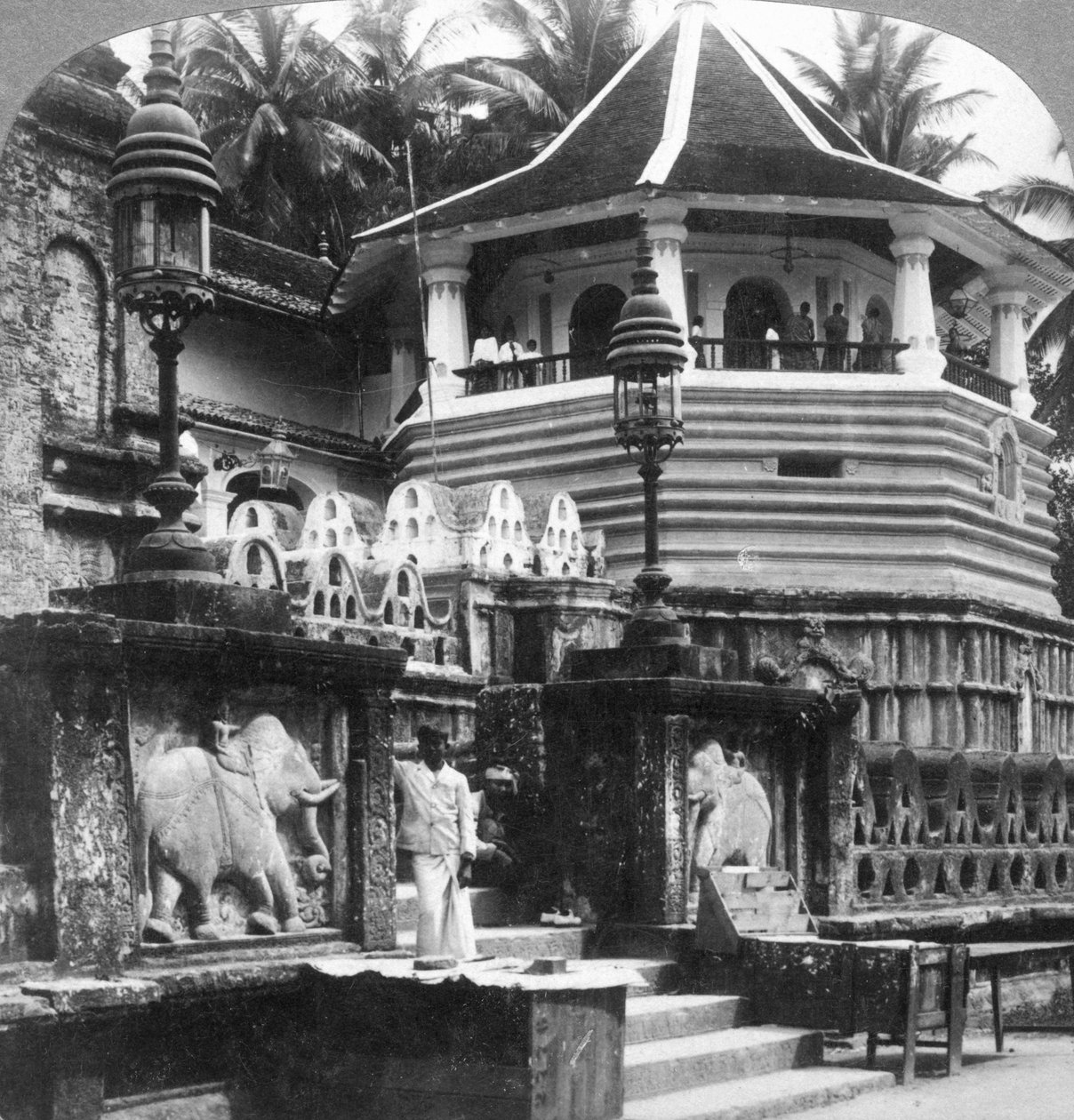 Dalada Maligawa, Buda Dişi Sarayı, Kandy, Sri Lanka, 1902. by Underwood and Underwood