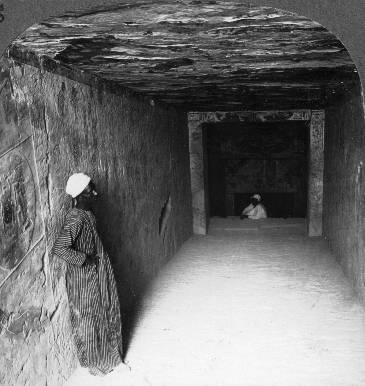Sethos I mezarında inen galeri, Thebes, Mısır, 1905. by Underwood and Underwood