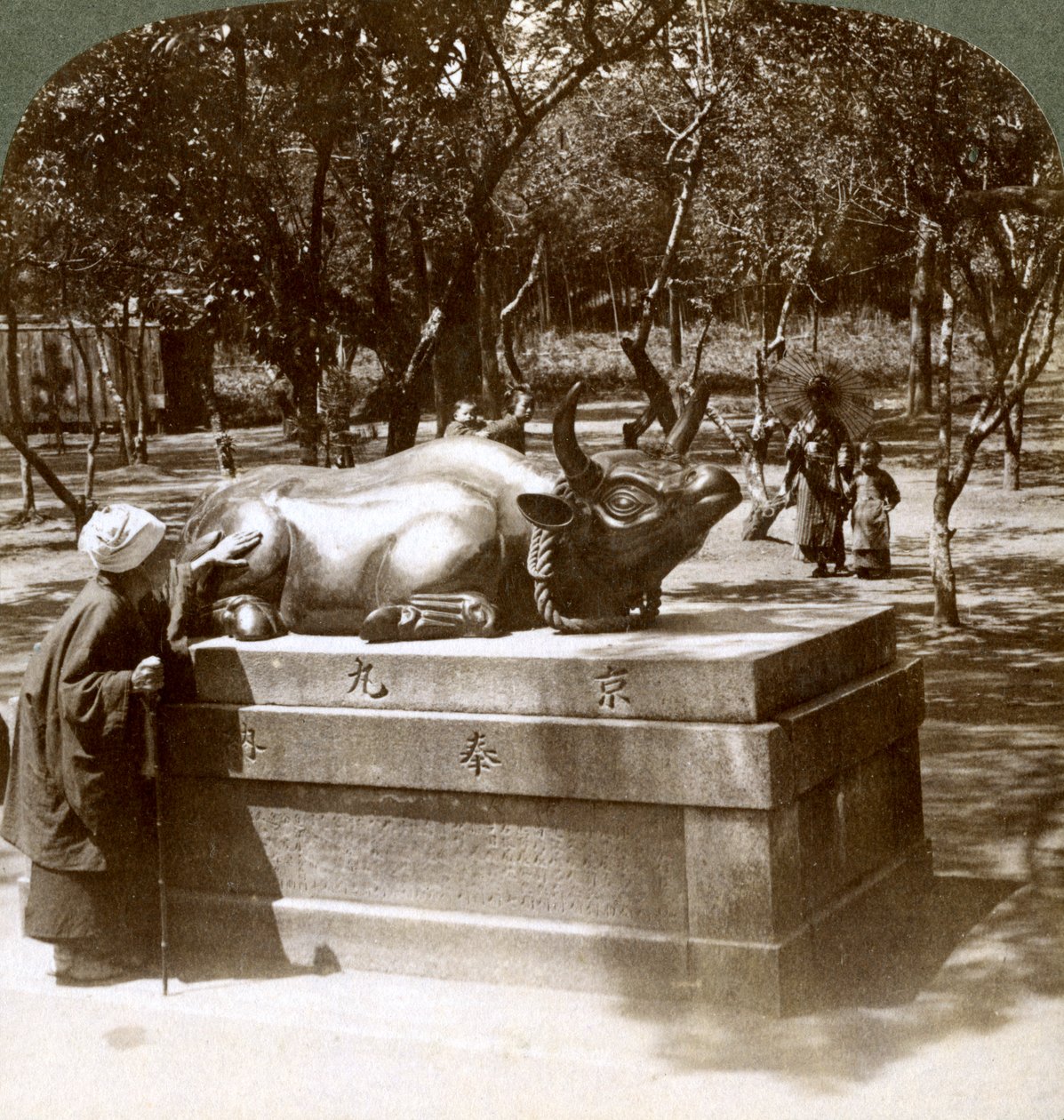 Romatizma tedavisi için bronz bir boğayı okşayan dindar kadın, Kitano Tenjin tapınağı, Kyoto, Japonya, 1904 by Underwood and Underwood