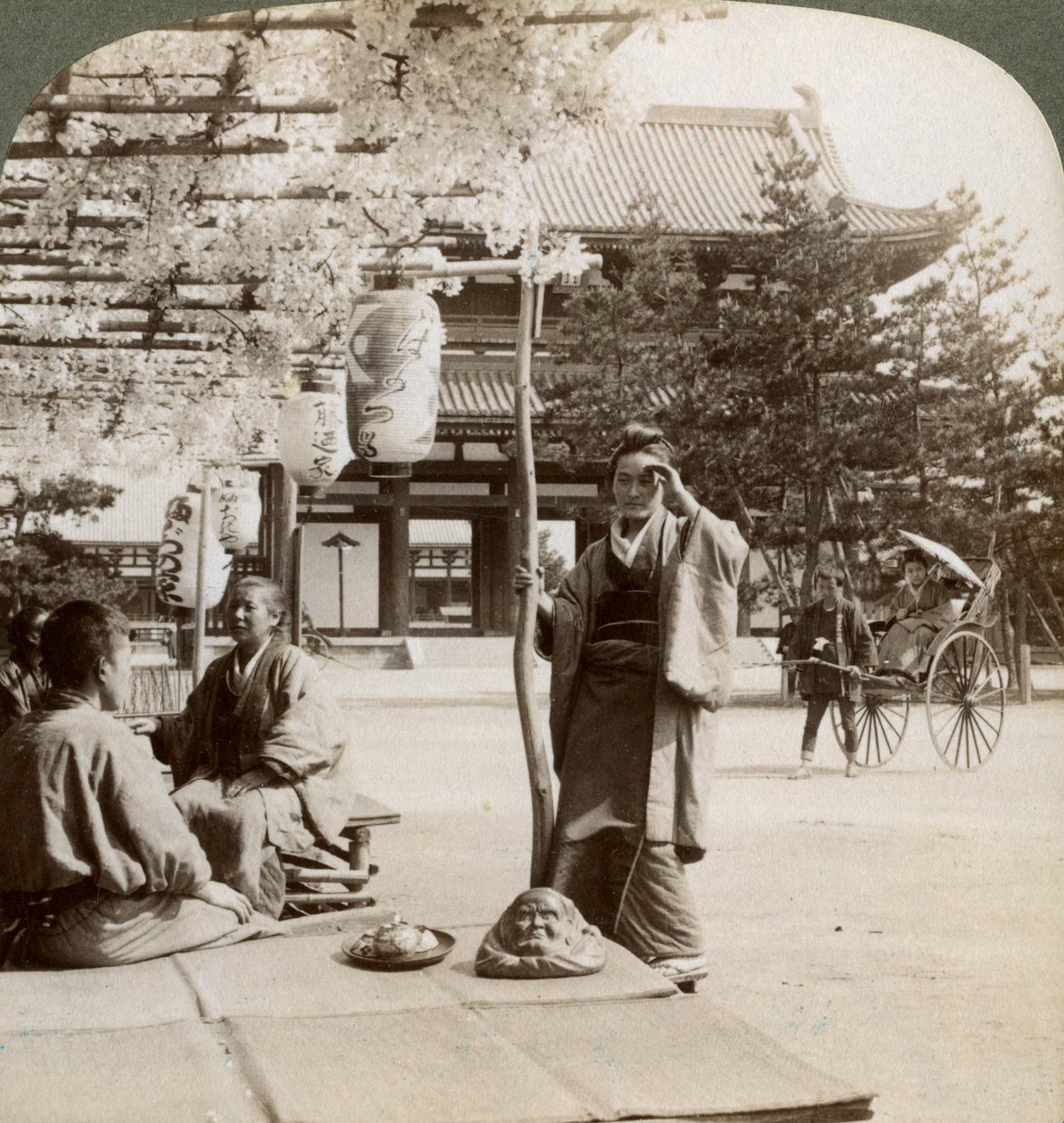 Bir çay evinin sundurması üzerinde sarkık salkım salkımları, Kyoto, Japonya, 1904 by Underwood and Underwood