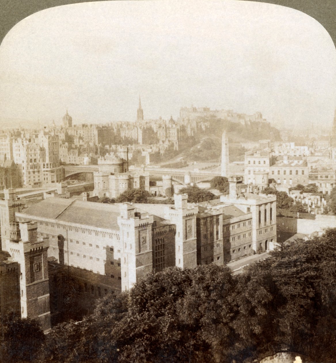 Edinburgh, Calton Hill, S.W. Kaleye, eski mezarlık üzerinde, İskoçya, 1902. by Underwood and Underwood