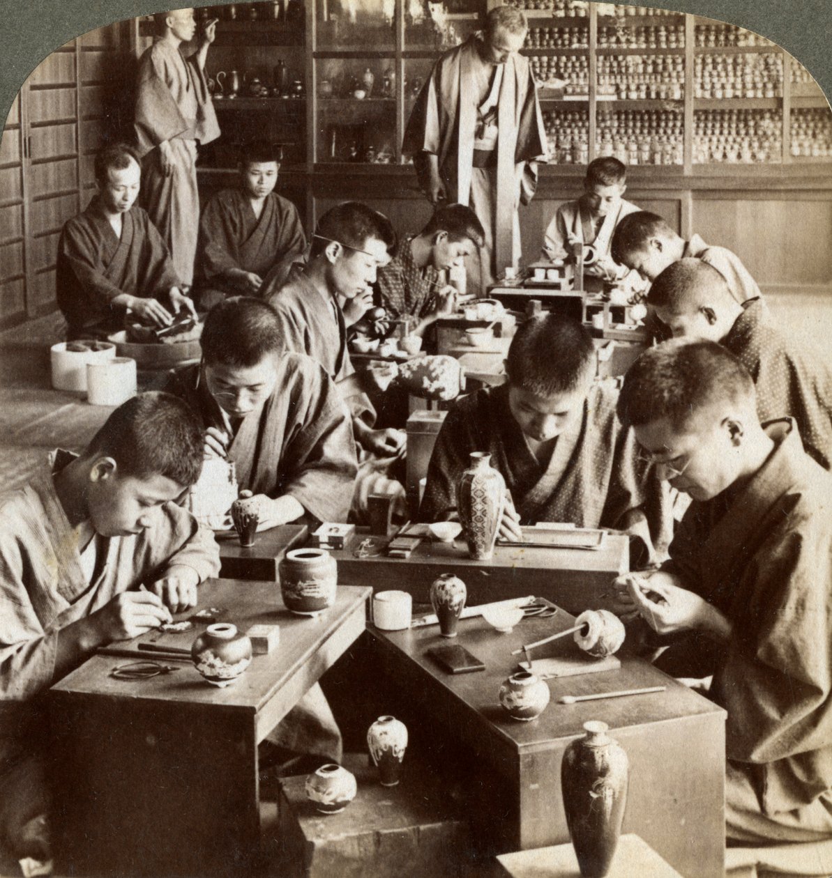 Emaye işi tasarımlar yaratan uzman işçiler, Kyoto, Japonya, 1904 by Underwood and Underwood