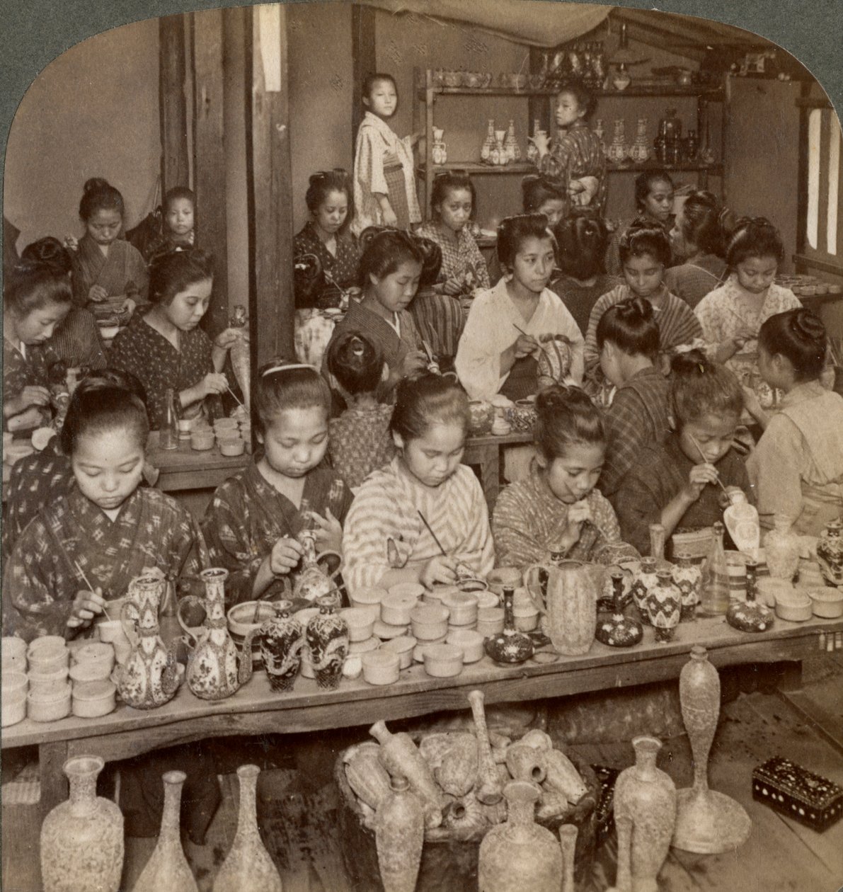 Dış pazarlar için ucuz çanak çömlek süsleyen fabrika kızları, Kyoto, Japonya, 1904 by Underwood and Underwood