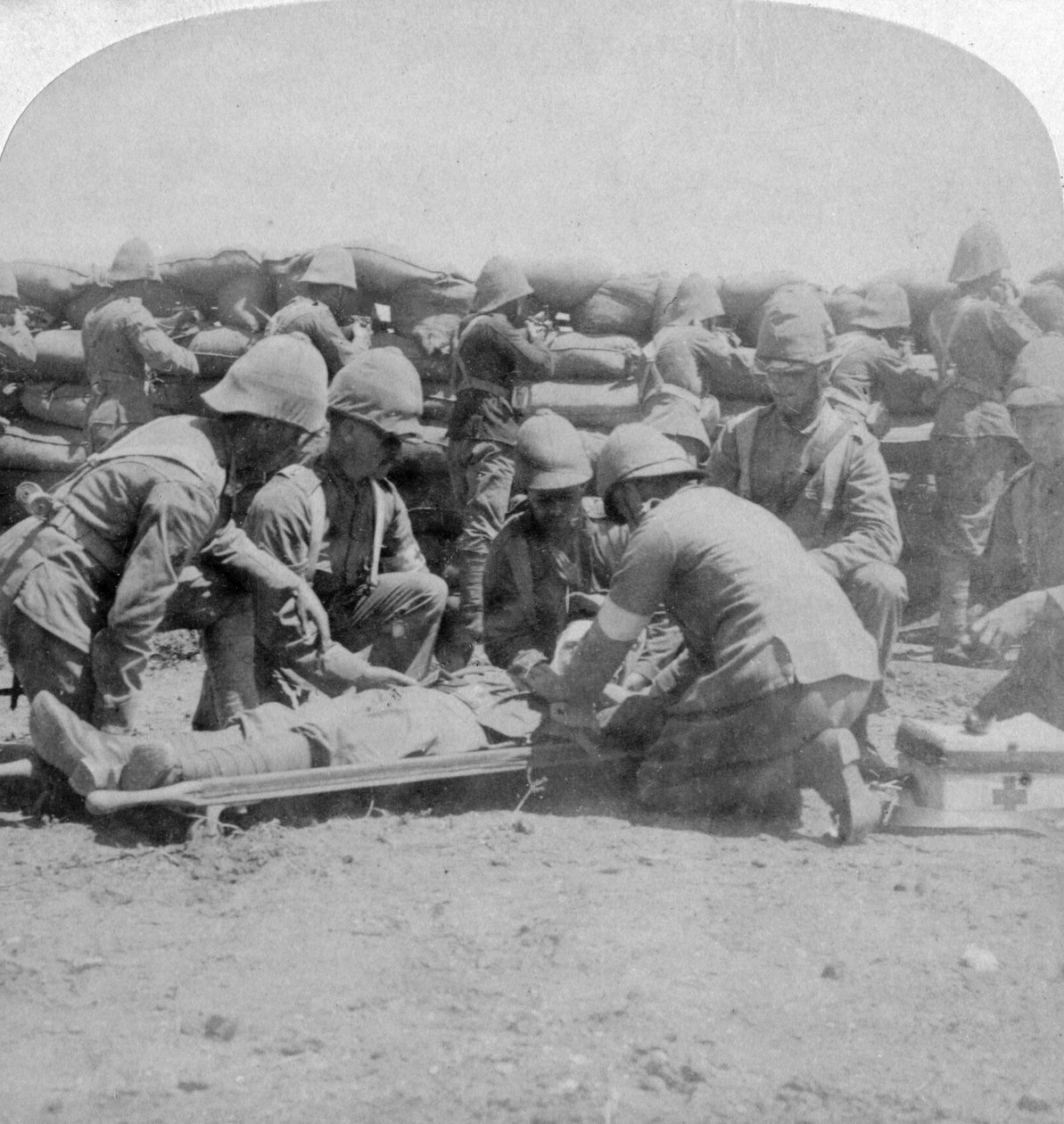 Yaralı bir askere ilk yardım, Honey Nest Kloof Savaşı, Boer Savaşı, Güney Afrika, Şubat 1900. by Underwood and Underwood