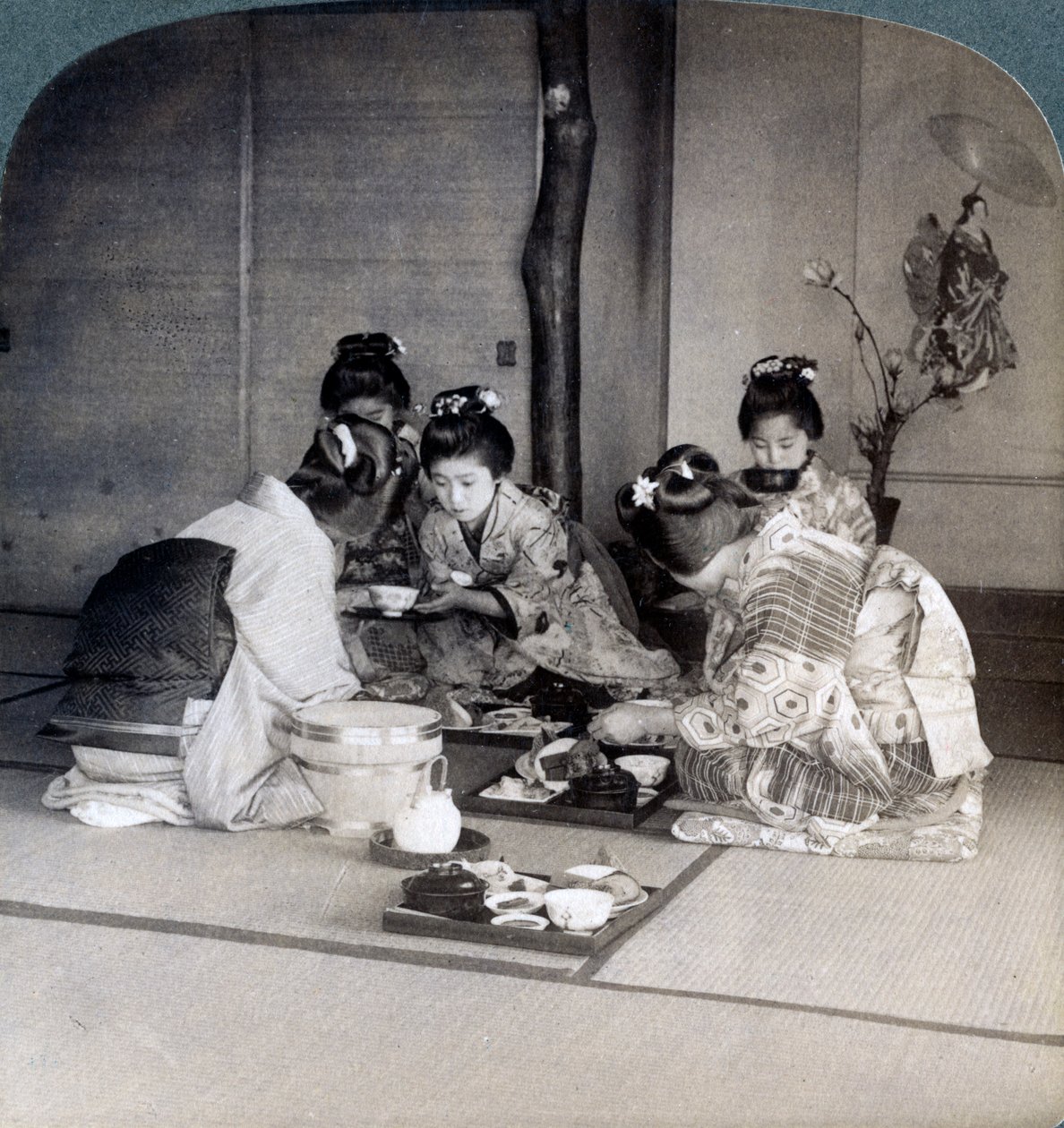Akşam yemeğinde geyşalar, Tokyo, Japonya, 1904 by Underwood and Underwood