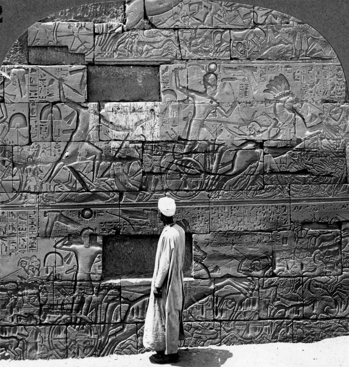 Karnak Tapınağı'ndaki duvara oyulmuş büyük savaş kabartmaları, Thebes, Mısır, 1905. by Underwood and Underwood